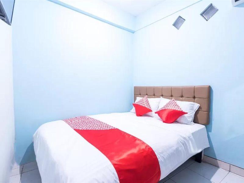 Oyo 1516 Cemara Gading Syariah Hotel 2*